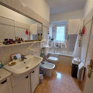 Opatija, etaža vile s terasom, veliki potencijal!