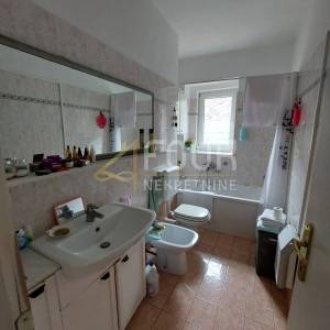 Opatija, etaža vile s terasom, veliki potencijal!