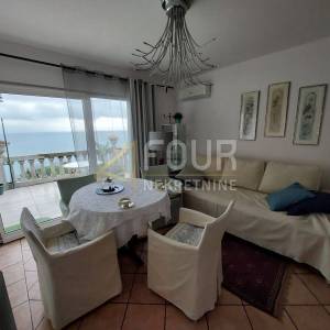 Opatija, etaža vile s terasom, veliki potencijal!