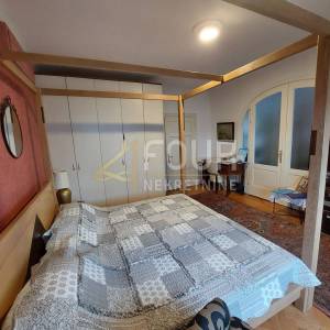 Opatija, etaža vile s terasom, veliki potencijal!