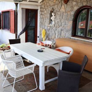 OPATIJA, IČIĆI - Prostran prizemni stan za dugoročni najam s terasom i pogledom na more, 75m2