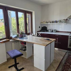 OPATIJA, IČIĆI - Prostran prizemni stan za dugoročni najam s terasom i pogledom na more, 75m2