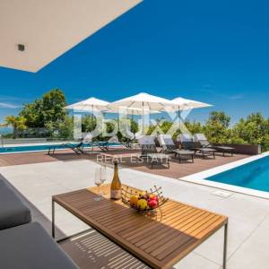 OPATIJA – Moderna luksuzna vila s dvije stambene jedinice i panoramskim pogledom na more