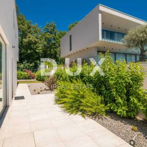 OPATIJA – Moderna luksuzna vila s dvije stambene jedinice i panoramskim pogledom na more