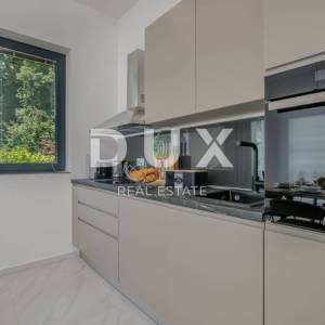 OPATIJA – Moderna luksuzna vila s dvije stambene jedinice i panoramskim pogledom na more