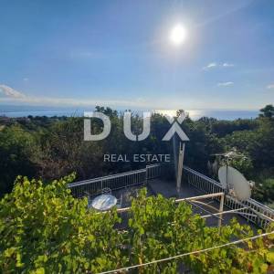 OPATIJA, OPRIĆ – dvojna kuća s dvije terase, okućnicom i panoramskim pogledom na more