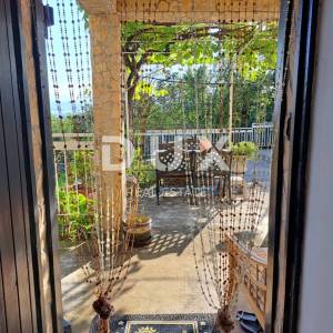 OPATIJA, OPRIĆ – dvojna kuća s dvije terase, okućnicom i panoramskim pogledom na more