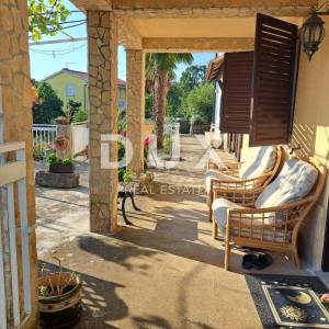 OPATIJA, OPRIĆ – dvojna kuća s dvije terase, okućnicom i panoramskim pogledom na more