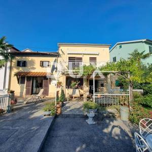 OPATIJA, OPRIĆ – dvojna kuća s dvije terase, okućnicom i panoramskim pogledom na more