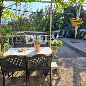 OPATIJA, OPRIĆ – dvojna kuća s dvije terase, okućnicom i panoramskim pogledom na more