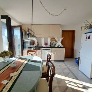 OPATIJA, OPRIĆ – dvojna kuća s dvije terase, okućnicom i panoramskim pogledom na more