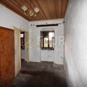 Opatija - Poljane, kamena starina s velikom okućnicom!