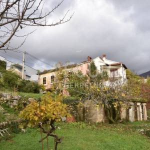 Opatija - Poljane, kamena starina s velikom okućnicom!