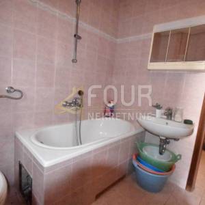 Opatija - Poljane, kamena starina s velikom okućnicom!