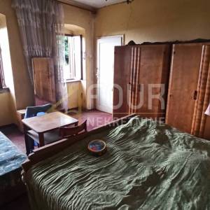 Opatija - Poljane, kamena starina s velikom okućnicom!