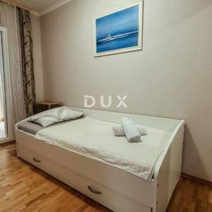 OPATIJA - stan u stambenoj zgradi sa zatvorenom terasom samo 200 metara od plaže