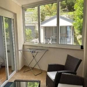 OPATIJA - stan u stambenoj zgradi sa zatvorenom terasom samo 200 metara od plaže