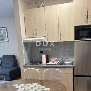 OPATIJA - stan u stambenoj zgradi sa zatvorenom terasom samo 200 metara od plaže