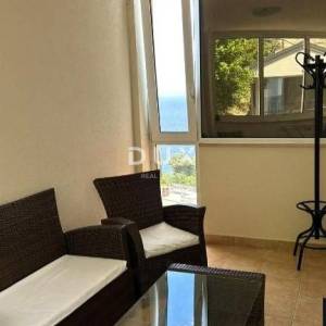 OPATIJA - stan u stambenoj zgradi sa zatvorenom terasom samo 200 metara od plaže