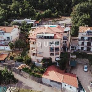 OPATIJA - stan u stambenoj zgradi s vanjskim vrtom i natkrivenom terasom samo 200m od plaže 