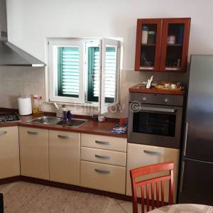 Otok Kaprije, prizemnica 1.red do mora