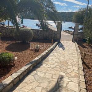 Otok Kaprije, prizemnica 1.red do mora