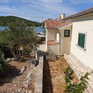 Otok Kaprije, prizemnica 1.red do mora