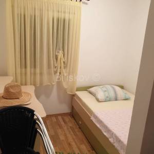 Otok Kaprije, prizemnica 1.red do mora