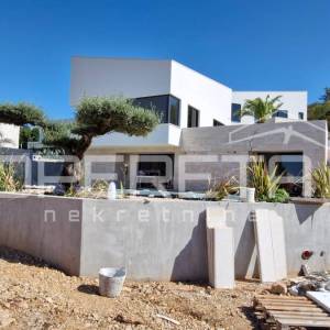 OTOK KRK – MALINSKA
LUKSUZNA VILA U EKSKLUZIVNOM RESORTU, 1 KM OD MORA