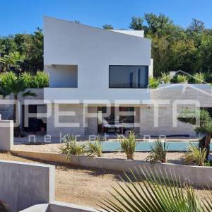 OTOK KRK – MALINSKA
LUKSUZNA VILA U EKSKLUZIVNOM RESORTU, 1 KM OD MORA