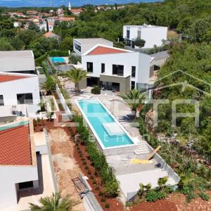 OTOK KRK – MALINSKA
LUKSUZNA VILA U EKSKLUZIVNOM RESORTU, 1 KM OD MORA