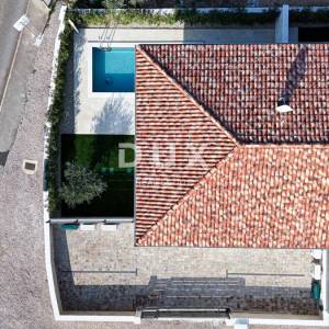 OTOK KRK, MALINSKA (okolica) - Dvojna kuća s bazenom - namještena i useljiva!