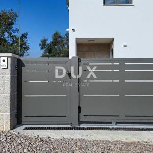 OTOK KRK, MALINSKA (okolica) - Dvojna kuća s bazenom - namještena i useljiva!