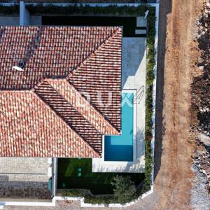 OTOK KRK, MALINSKA (okolica) - Moderna dvojna kuća visokog standarda, s bazenom i uređenom okućnicom