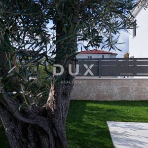 OTOK KRK, MALINSKA (okolica) - Moderna dvojna kuća visokog standarda, s bazenom i uređenom okućnicom