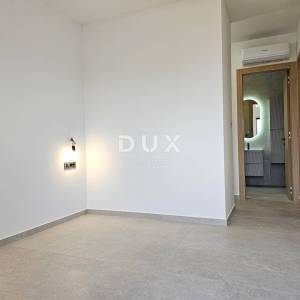 OTOK KRK, MALINSKA (okolica) - Moderna dvojna kuća visokog standarda, s bazenom i uređenom okućnicom