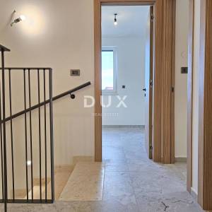 OTOK KRK, MALINSKA (okolica) - Moderna dvojna kuća visokog standarda, s bazenom i uređenom okućnicom