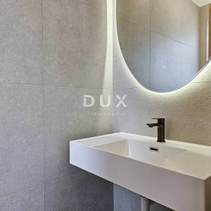 OTOK KRK, MALINSKA (okolica) - Moderna dvojna kuća visokog standarda, s bazenom i uređenom okućnicom