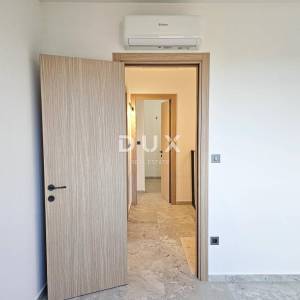 OTOK KRK, MALINSKA (okolica) - Moderna dvojna kuća visokog standarda, s bazenom i uređenom okućnicom