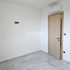 OTOK KRK, MALINSKA (okolica) - Moderna dvojna kuća visokog standarda, s bazenom i uređenom okućnicom