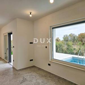 OTOK KRK, MALINSKA (okolica) - Moderna dvojna kuća visokog standarda, s bazenom i uređenom okućnicom