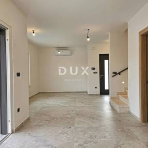 OTOK KRK, MALINSKA (okolica) - Moderna dvojna kuća visokog standarda, s bazenom i uređenom okućnicom