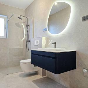 OTOK KRK, MALINSKA (okolica) - Moderna dvojna kuća visokog standarda, s bazenom i uređenom okućnicom