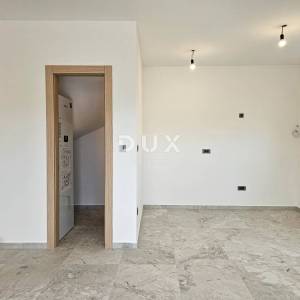 OTOK KRK, MALINSKA (okolica) - Moderna dvojna kuća visokog standarda, s bazenom i uređenom okućnicom