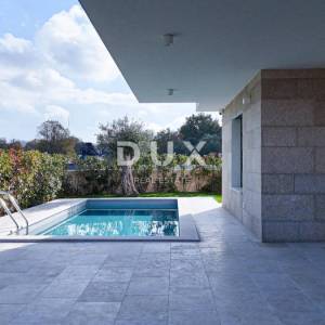 OTOK KRK, MALINSKA (okolica) - Moderna dvojna kuća visokog standarda, s bazenom i uređenom okućnicom