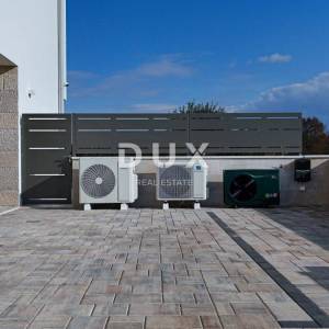 OTOK KRK, MALINSKA (okolica) - Moderna dvojna kuća visokog standarda, s bazenom i uređenom okućnicom