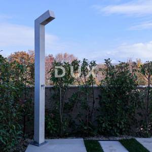 OTOK KRK, MALINSKA (okolica) - Moderna dvojna kuća visokog standarda, s bazenom i uređenom okućnicom