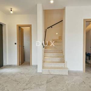 OTOK KRK, MALINSKA (okolica) - Moderna dvojna kuća visokog standarda, s bazenom i uređenom okućnicom