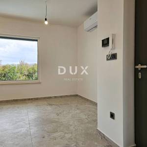 OTOK KRK, MALINSKA (okolica) - Moderna dvojna kuća visokog standarda, s bazenom i uređenom okućnicom