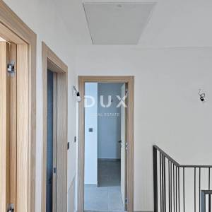 OTOK KRK, MALINSKA (okolica) - Moderna dvojna kuća visokog standarda, s bazenom i uređenom okućnicom